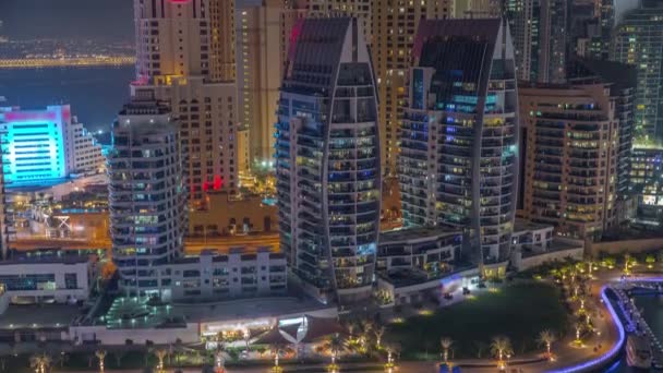Dubai Marina wolkenkrabbers en JBR wijk met luxe gebouwen en resorts luchtfoto nachtelijke tijdspanne — Stockvideo