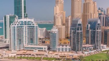 Dubai Marina gökdelenleri ve JBR semti lüks binalar ve tatil beldeleri ile
