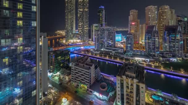 Grattacieli Dubai Marina e quartiere JBR con edifici di lusso e resort timelapse notte aerea — Video Stock