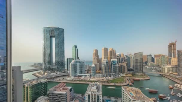 Dubai Marina wolkenkrabbers en JBR wijk met luxe gebouwen en resorts luchtfoto timelapse — Stockvideo
