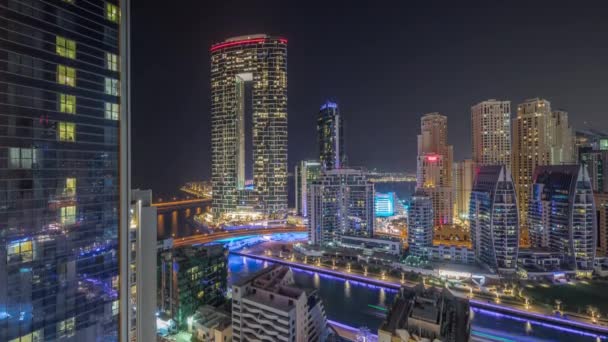 Dubai Marina rascacielos y JBR distrito con edificios de lujo y resorts timelapse aéreo durante toda la noche con luces apagadas. — Vídeos de Stock