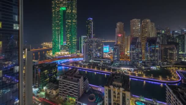 ドバイマリーナの高層ビルや高級ビルやリゾートが立ち並ぶJBR地区のパノラマ空中夜のタイムラプス — ストック動画