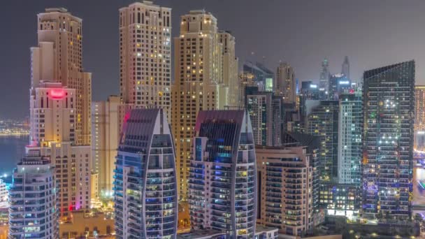 Dubai Marina rascacielos y JBR distrito con edificios de lujo y resorts timelapse aéreo durante toda la noche con luces apagadas — Vídeos de Stock