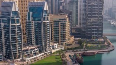 Dubai Marina gökdelenleri ve JBR semti lüks binalar ve tatil beldeleri ile