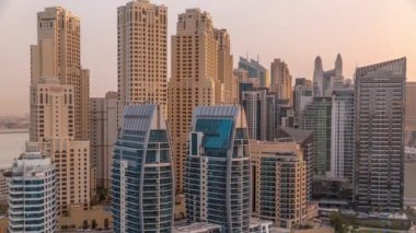 Dubai Marina gökdelenleri ve JBR semti lüks binalar ve tatil beldeleri ile