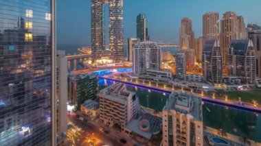 Dubai Marina gökdelenleri ve lüks binaları olan JBR bölgesi ve gece gündüz havadan dinlenme yerleri.