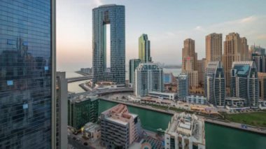 Dubai Marina gökdelenleri ve JBR bölgesi. Lüks binalar ve tatil beldeleri gün be gece.