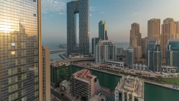Dubai Marina rascacielos y JBR distrito con edificios de lujo y resorts timelapse aéreo — Vídeos de Stock