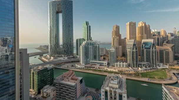 Panorama visar Dubai Marina skyskrapor och JBR distrikt med lyxiga byggnader och resorts antenn timelapse — Stockvideo
