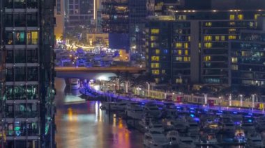 Birçok yat ve tekne Dubai Marina 'da gece limanında park halindedir.