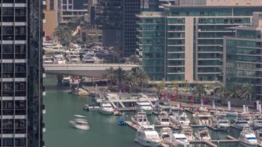 Birçok yat ve tekne Dubai Marina limanında havadan zaman kapsülüne park edilmiştir.