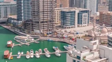 Birçok yat ve tekne Dubai Marina limanında havadan zaman kapsülüne park edilmiştir.