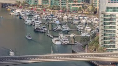 Birçok yat ve tekne Dubai Marina limanında havadan zaman kapsülüne park edilmiştir.