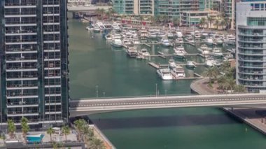 Birçok yat ve tekne Dubai Marina 'daki liman havalimanında tüm gün park halindedir.