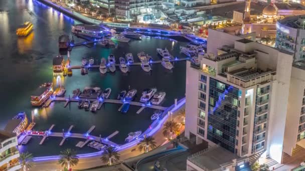 Många båtar och båtar är parkerade i hamnen antenn natt timelapse i Dubai Marina — Stockvideo