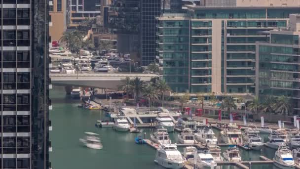 Sok jachtok és hajók parkolnak a kikötő légi időelapszus Dubai Marina — Stock videók