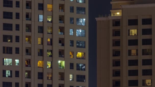 外のアパートの夜景カラフルな建物が窓とタイムラプス — ストック動画