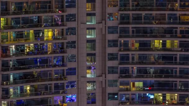 Vista nocturna del apartamento exterior edificio colorido timelapse con ventanas — Vídeo de stock