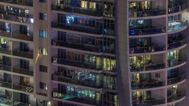 Dış apartmanın gece görüşü pencereli renkli bina zaman ayarlı — Stok video