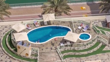 Çatıdaki yüzme havuzu yukarıdan izleniyor, Dubai marinasında havadan izleniyor..