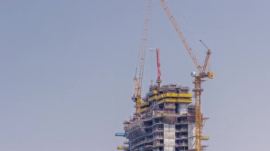 yüksek katlı bina yapım aşamasındadır. Vinç mavi gökyüzü ile site