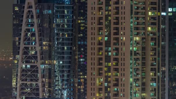 Dış apartmanın gece manzarası pencereli renkli binalar. — Stok video