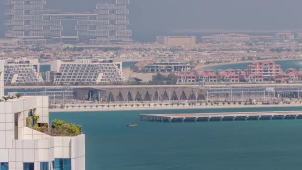 Vista aérea de muchas villas y hoteles de lujo en la isla Palm Jumeirah en Dubai timelapse. EAU — Vídeos de Stock