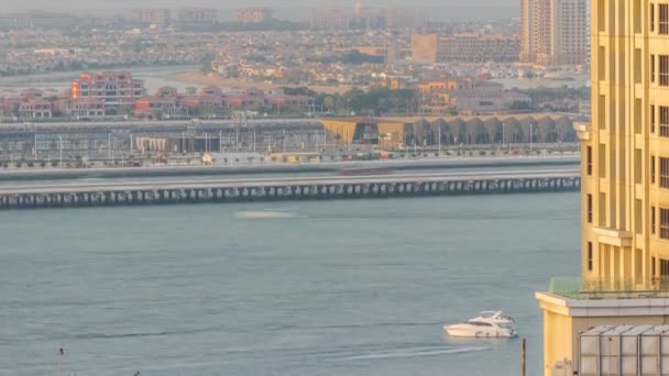 Vue aérienne de nombreuses villas et hôtels de luxe sur l'île Palm Jumeirah à Dubaï timelapse. UAE — Video