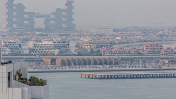 Vista aérea de muitas moradias de luxo e hotéis na ilha Palm Jumeirah em Dubai timelapse. EAU — Vídeo de Stock