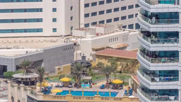Бассейн на крыше с видом на море, вид сверху на гавань Дубая. — стоковое видео