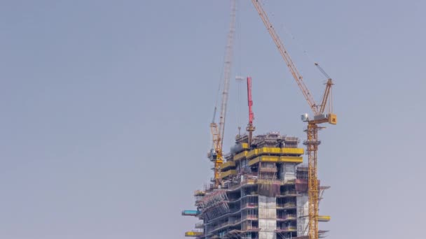 고층 빌딩 건설입니다. 푸른 하늘에 대 한 크레인과 사이트 — 비디오