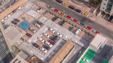 Apartman binalarının yakınındaki otoparkın hava görüntüsü tüm gün boyunca aynı..