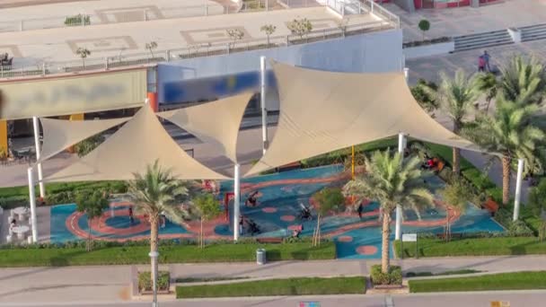 Dubajskie nabrzeże mariny z placem zabaw osłoniętym przed słońcem — Wideo stockowe