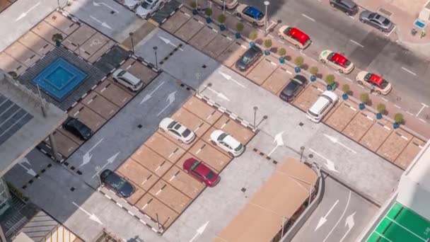 Вид с воздуха на переполненную автостоянку возле многоквартирных домов весь день. — стоковое видео