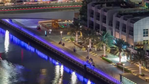 Dubai Marina waterkant en stadspromenade luchtfoto nacht timelapse. — Stockvideo