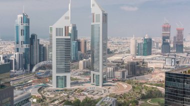 Emirates Kuleleri 'nin ve Şeyh Zayed' in zaman çizelgesinin manzarası. Finans bölgesinin gökdelenleri