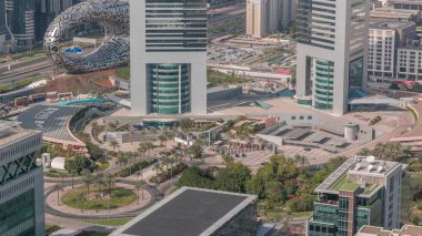 Geleceğin müzesi olan Emirates Kuleleri ve Şeyh Zayed karayolu zaman çizelgesi. Finans bölgesinin gökdelenleri. Palmiyelerle kesişen bir daire üzerinde trafik