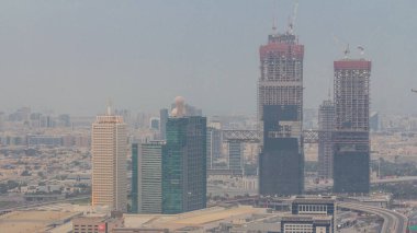 Dubai 'deki Dünya Ticaret Merkezi ile gökdelenlerin hava görüntüsü. Gün batımından sonra gece geçiş zamanı. Yeni ikiz kulelerin inşaatı. Bur Dubai ve Deira bölgesi
