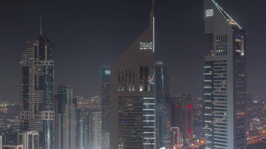 Emirates Kuleleri 'nin ve Şeyh Zayed' in hava yollarının zaman çizelgesinin manzarası. Finans bölgesinin gökdelenleri