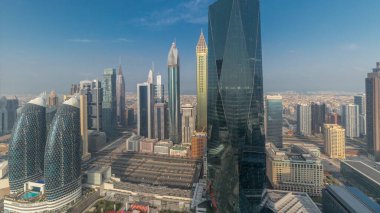 Sheikh Zayed karayolu zaman çizelgesinde Dubai 'deki finans bölgesi iş merkezindeki fütürist gökdelenlerin panoraması. Yukarıdan hava manzaralı büyük bir otopark.