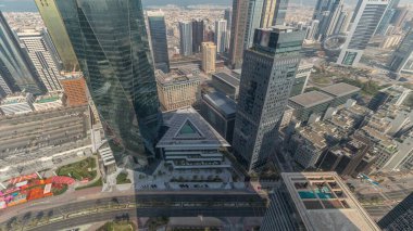 Ofis kulesi Dubai Uluslararası Finans Merkezi zaman diliminde yer almaktadır. Dubais merkez finans bölgesinde trafik varken hava panoramik manzaraya bakın.