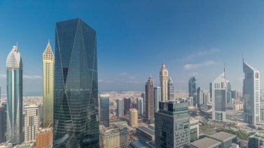 Sheikh Zayed karayolu zaman çizelgesinde Dubai 'deki finans bölgesi iş merkezindeki fütürist gökdelenlerin panoraması. Ofis kuleleriyle yukarıdan hava görüntüsü
