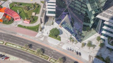 Dubai Uluslararası Finans Merkezi zaman diliminde bulunan ofis kulesine giriş. Dubais merkez finans bölgesinde restoranlar ve yol trafiği var.