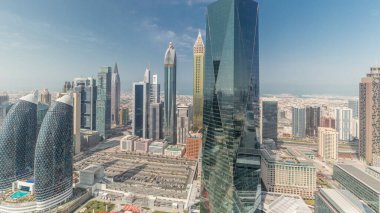 Panorama, Dubai 'deki finans bölgesi iş merkezinde Sheikh Zayed karayolu zaman çizelgesinde birçok fütüristik gökdeleni gösteriyor. Yukarıdan bulutlu hava görüntüsü