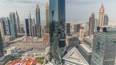 Şeyh Zayed yolu üzerindeki Dubai 'deki finans bölgesi iş merkezindeki fütüristik gökdelenlerin panoraması tüm gün boyunca gölgeler hızla hareket etti. Yukarıdan hava görünümü