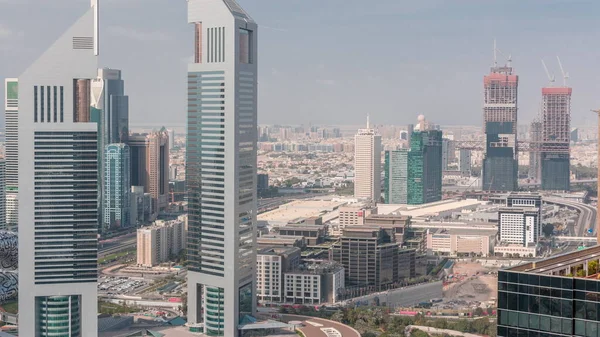 エミレーツタワーとシェイクZayed道路の空中時間経過の眺め 金融街や建設現場の高層ビル群を背景に — ストック写真