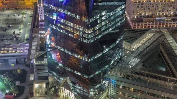 Вхід Офісної Вежі Сяючими Вікнами Розташованими Дубайському Міжнародному Фінансовому Центрі — стокове фото