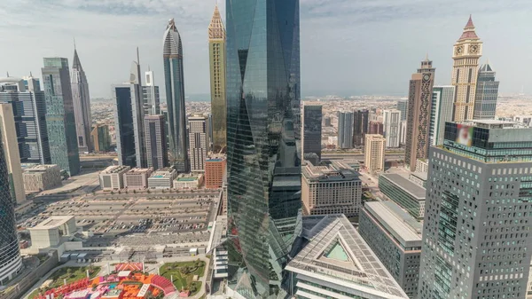Şeyh Zayed yolu üzerindeki Dubai 'deki finans bölgesi iş merkezindeki fütüristik gökdelenlerin panoraması tüm gün boyunca gölgeler hızla hareket etti. Yukarıdan hava görünümü
