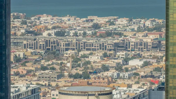 ドバイ市内のアパートやヴィラの空中ビューは アラブ首長国連邦の金融街の超高層ビルからタイムラプスします ヤシの木の海辺 — ストック写真