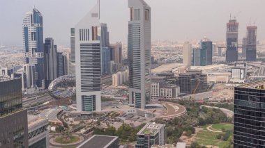 Emirates Kuleleri 'nin ve Şeyh Zayed' in zaman çizelgesinin manzarası. Finans bölgesinin gökdelenleri